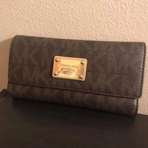 Micheal kors checkbook wallet
